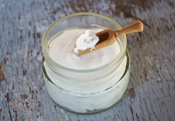 Coconut oil on wooden spoon 2090575 640