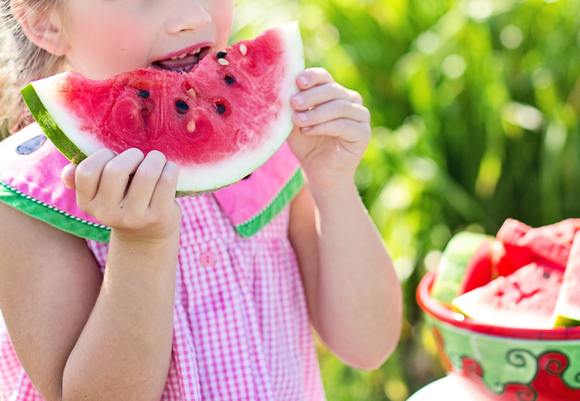 Child eating food 35545